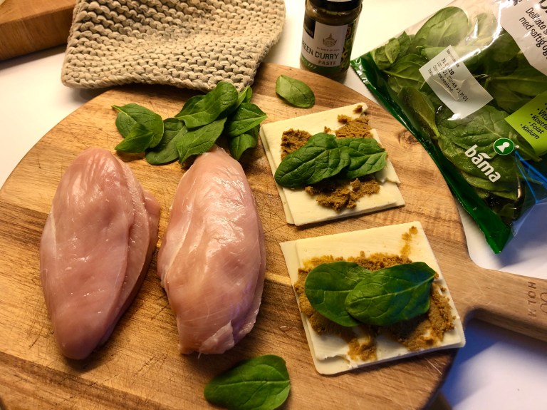 Ovnsbakt fylt kyllingfilet med potetsalat og ananas1