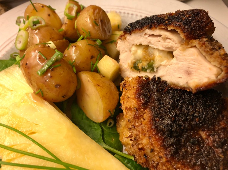 Ovnsbakt fylt kyllingfilet med potetsalat og ananas8